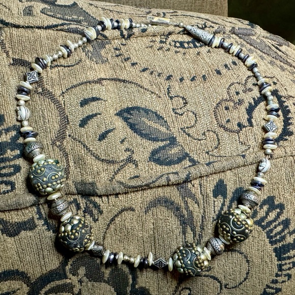 Handcrafted beaded pearl and silver necklace. - Picture 4 of 13